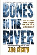Bones In The River: Csi Grace Mccoll & Detective Nick Weston Lakes Crime Thriller Book 2